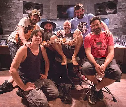 La banda uruguaya, La Vela Puerca muestra un adelanto de lo que ser su sptimo disco de estudio.